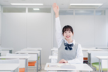 授業中に手を挙げる女子高生