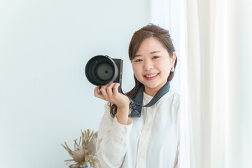 Fototapeta premium カメラを持つ笑顔の女性