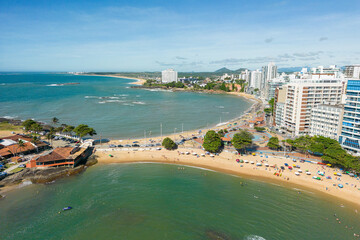 Imagem a&eacute;rea das praias do centro de Guarapari, Praia da Areia Preta, Praia das Castanheiras e Praia dos Namorados. Manh&atilde; ensolarada de carnaval no Esp&iacute;rito Santo, Brasil.