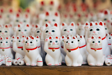 豪徳寺の招き猫 (コピースペースあり)