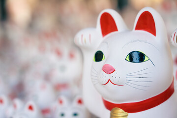 豪徳寺の招き猫  (コピースペースあり)