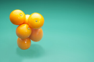 柑橘類の金柑を緑背景に配置したテクスチャ画像