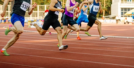 Foto op Plexiglas race group man runners sprinters run on track in athletics © sports photos
