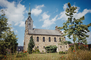 Evangelische Kirche Ladbergen an einem strahlenden Sommertag