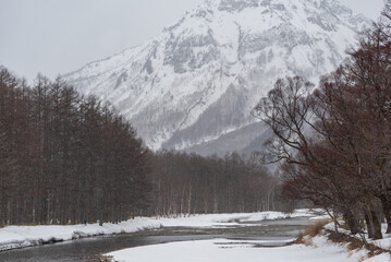 雪化粧した焼岳と梓川