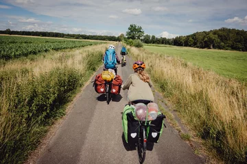 Poster Familie auf einer Fahrradtour durch Niedersachsen in den Sommerferien, Deutschland © Michael