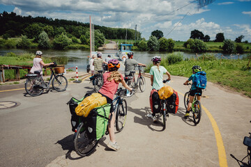 Familie auf einer Fahrradtour durch Niedersachsen fährt auf eine Fähre über die Weser,...