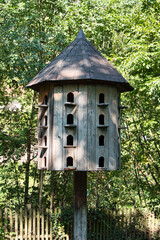 Ein Taubenhaus in einem Park