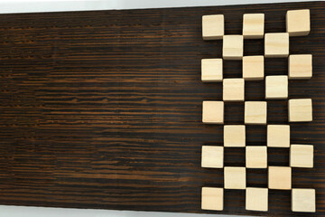 ウッドキューブのチェック柄のスタートラインから左へ進む木の細い道
