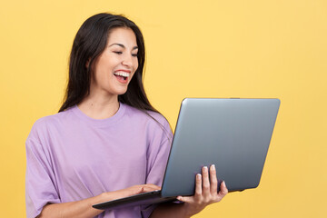 Naklejka premium Caucasian woman smiling while using a laptop