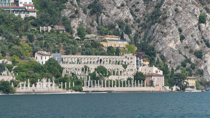 Blick auf Limonaie, Zitronengärten in Limone am Gardasee