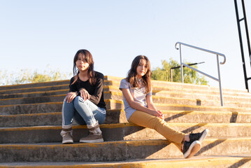 amigas sentadas en escaleras de cemento
