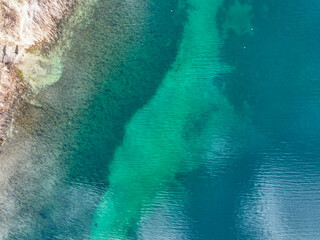 Türkisfarbene Lagune am See
