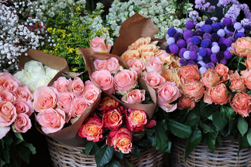 Obraz na płótnie Canvas Colori primaverili: fiori all’esterno del negozio di un fiorista 