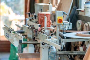 machine for adjusting the edge of a laminate board in carpentry