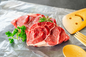 まな板シートの上の牛すね肉