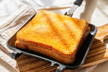 こんがり焼けたホットサンド