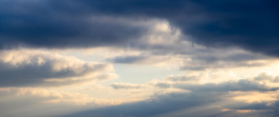 Obraz premium Dark clouds in the blue sky during sunset