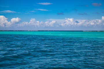 Obraz premium background of turquoise sea and blue sky