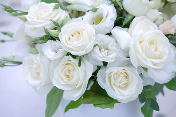 Obraz na płótnie Canvas bouquet of white roses on the wedding table