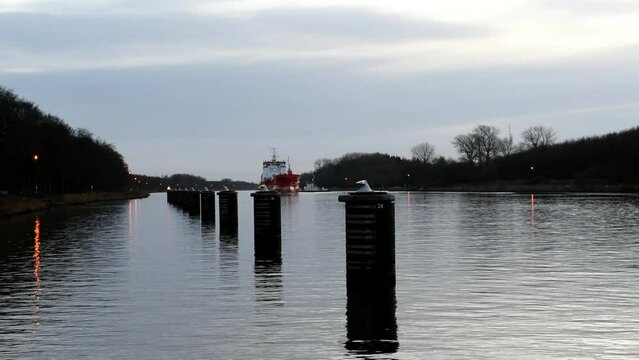 Tankschiff f&auml;hrt im Nord-Ostsee-Kanal