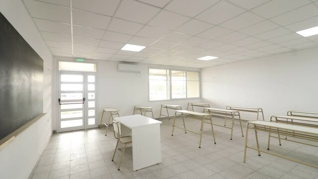 Aula nueva con salida de emergencia y aire acondicionado de escuela rural p&uacute;blica en Buenos Aires, Argentina