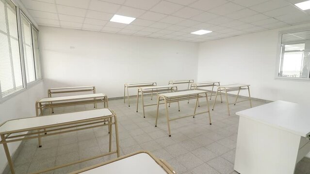 Aula nueva con salida de emergencia y aire acondicionado de escuela rural p&uacute;blica en Buenos Aires, Argentina