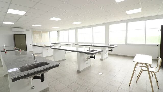 Laboratorio en escuela rural publica de buenos aires argentina a estrenar