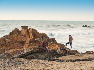 Chica joven frente a las playas de Mijas