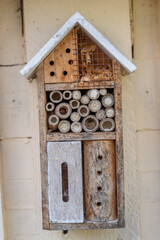 hôtel à insectes en bois pour niche