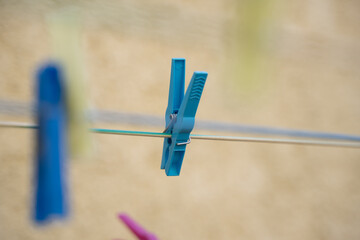 pince &agrave; linge bleu sur un fil pour &eacute;tendre le linge &agrave; s&eacute;cher