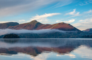 Fototapeta na wymiar View acroos Derwentater in the Lake District on a misty dawn morning