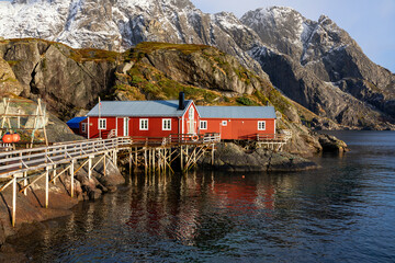 Rotes Ferienhaus auf den Lofoten im Norden von Norwegen