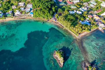Obraz premium Beautiful aerial view of blue water and resort