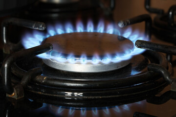 Płomień palący się gaz na kuchence gazowej. 