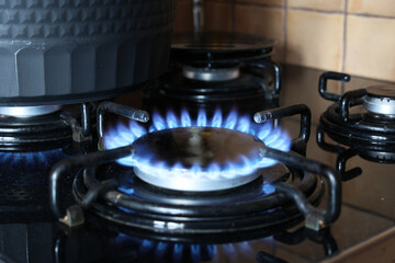 Płomień palący się gaz na kuchence gazowej. 