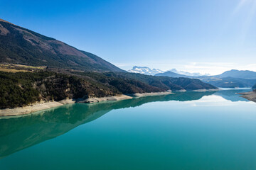 Fototapeta na wymiar Le lac de Monteynard : un joyau des Alpes