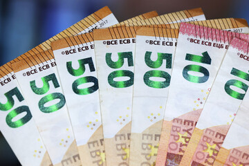 Plik banknotów euro przygotowanych na zakupy. Waluta.  - obrazy, fototapety, plakaty