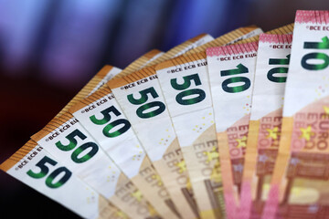 Plik banknotów euro przygotowanych na zakupy. Waluta.  - obrazy, fototapety, plakaty