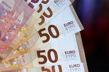 Plik banknotów euro przygotowanych na zakupy. Waluta. 