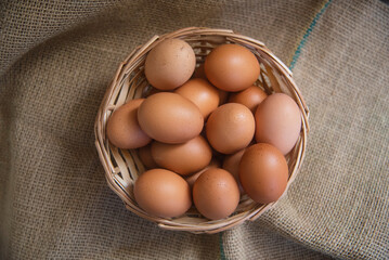 Grupo de huevos rosados en una canasta