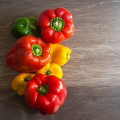 Pimientos coloridos sobre marmol gris