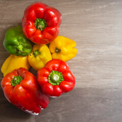Pimientos coloridos sobre marmol gris