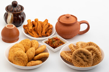 Different Variety Of Namkeen Masala Mathri, Karela Matthi, Plain Mathi Also Called Mathiya, Farsi Poori, Farsan, Pharsaṇ Or Mathari With Achaar And Chai. Festive Special For Diwali, Holi, Karwa Chauth