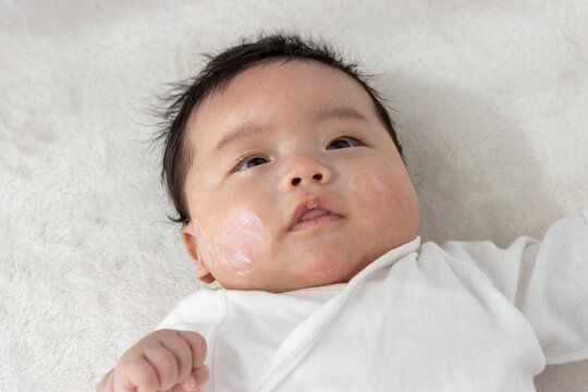 塗り薬を塗られた赤ちゃんのイメージ（0歳2か月、日本人、男の子）