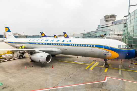 Lufthansas Airbus A321 turned out the beautiful livery from the 1950s