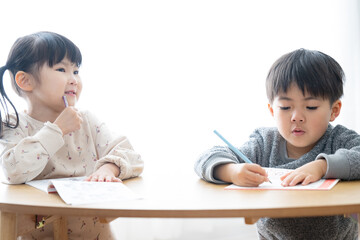 宿題や勉強をする子供たち