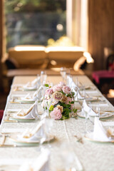 結婚式のテーブル(中央の花にフォーカス)