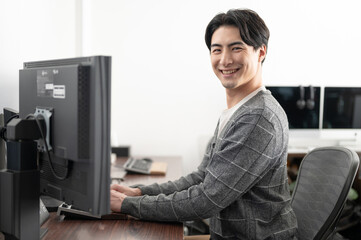 パソコンを操作する男性　デザイン　プログラマー