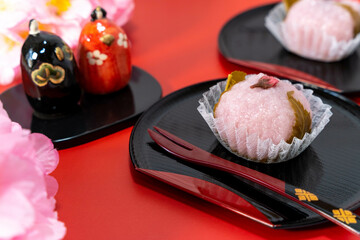 春の和菓子　桜餅と雛人形